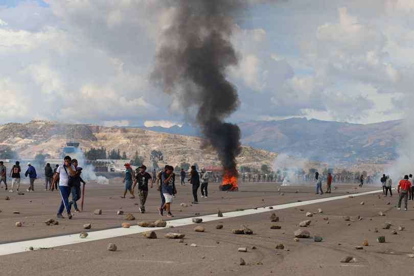 Decenas de personas ingresan al aeropuerto de Ayacucho durante unas protestas, en Ayacucho (Perú), el 15 de diciembre de 2022. EFE Archivo