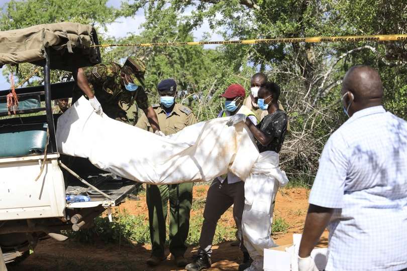 La policía, junto a expertos forenses, durante la exhumación de cadáveres de presuntos miembros de una secta en Kenia.  EFE Archivo