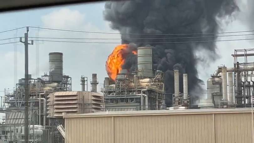 Videos en redes sociales muestran una gigantesca columna de humo y una intensa llamarada entre las torres de la planta. EFE