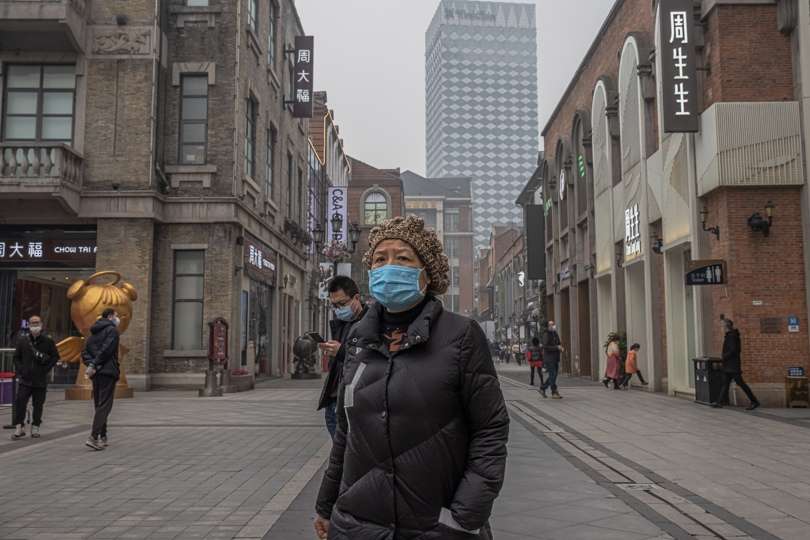 Imagen de 2021 de una mujer con mascarilla en Wuhan, China, foco del coronavirus. EFE