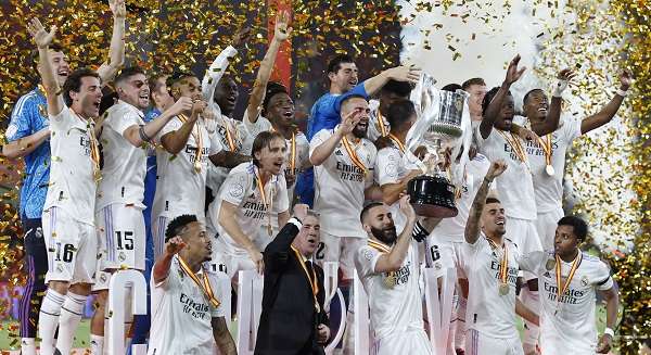 El equipo del real Madrid levanta la Copa del Rey 2023. Foto: EFE
