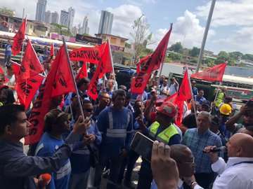Protesta de los trabajadores en la sede del Miviot.