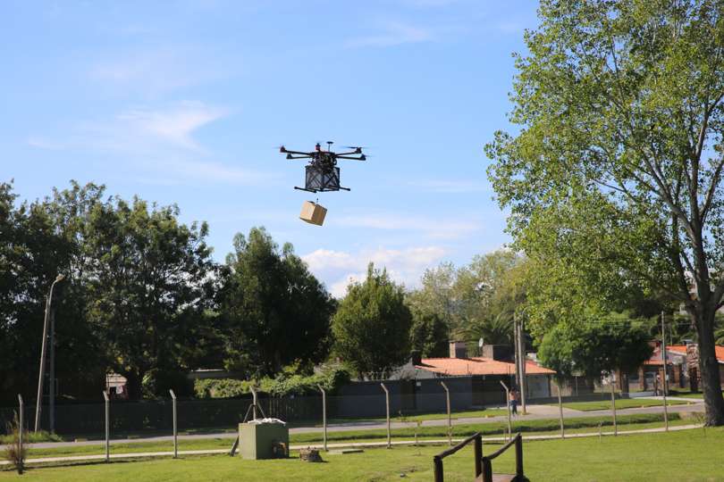 Un dron de la empresa Drone.uy, lleva un pedido en el Laboratorio Tecnológico de Uruguay. EFE