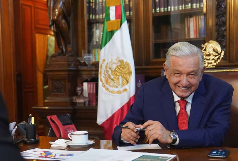  Fotografía cedida por la Presidencia de México del mandatario, Andrés Manuel López Obrador, durante una llamada de trabajo con su homónimo de Estados Unidos, Joe Biden, desde el Palacio Nacional de Ciudad de México (México).