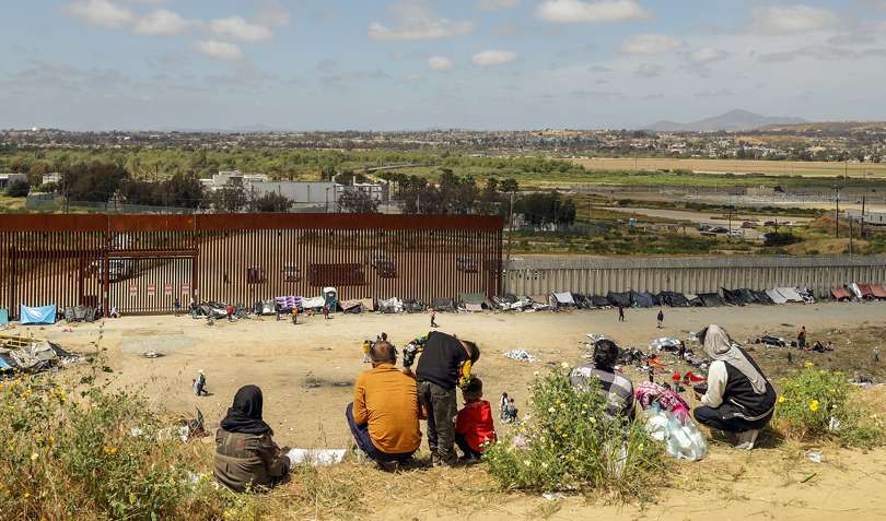 Migrantes en un campamento junto al muro fronterizo, en Tijuana, Baja California.EFE
