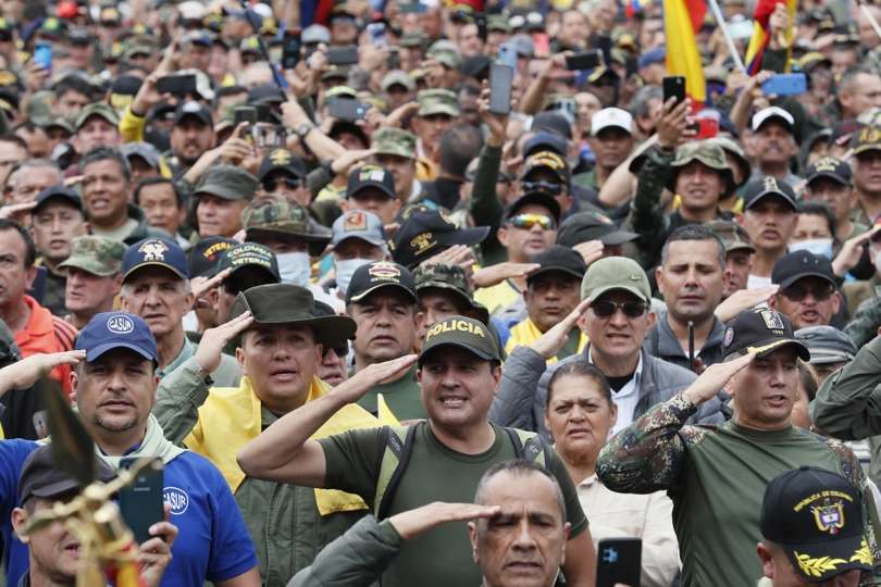 Miles de militares y policías retirados fueron registrados al protestar en contra del Gobierno del presidente de Colombia, Gustavo Petro, en la Plaza de Bolívar, en Bogotá (Colombia). EFE