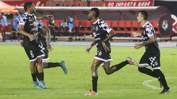Jugadores del Tauro celebran su segunda anotación del encuentro ante el Sporting. Foto: Tauro FC