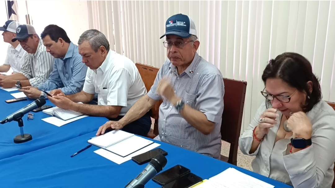 Reunión entre ministro Augusto  Valderrama, gobernadores y productores