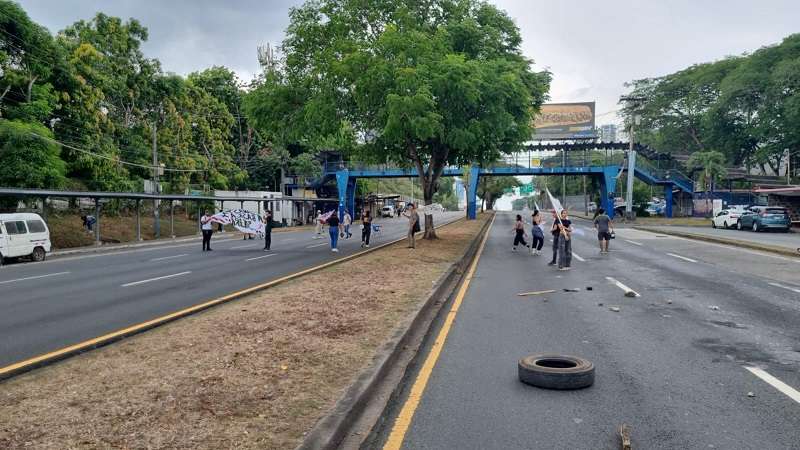  Un reducido grupo de estudiantes de la Universidad Nacional protestó en la vía Transístmica, frente al campus central.