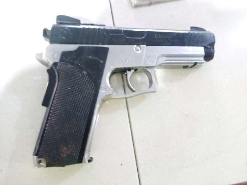 Una estudiante de 14 años de edad fue detectada con una réplica de arma de tipo (pellet) dentro de su mochila.