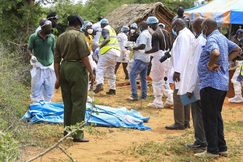 Forenses e investigadores examinan los cadáveres de las fosas donde enterraron en Kilifi (Kenya) a los presuntos miembros de una secta cristiana que ayunaron hasta morir en el sur de Kenia para reunirse con Jesucristo.  EFE