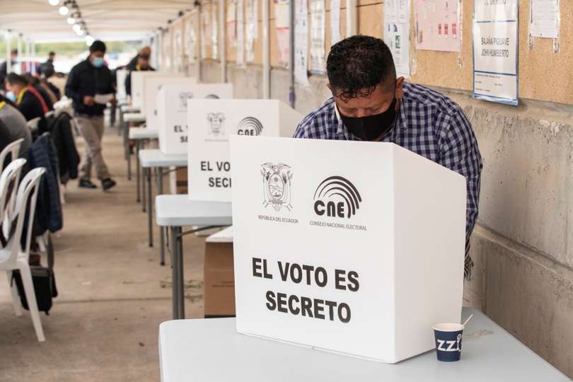 Fotografía de archivo de ecuatorianos ejerciendo su derecho al voto en Murcia (España). EFE