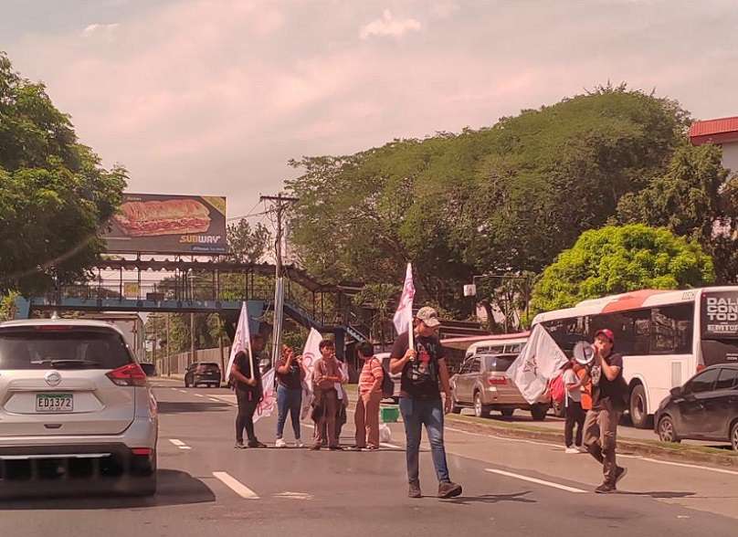 Se manifestaron en la vía Transítmica, frente al campus de la Universidad de Panamá.