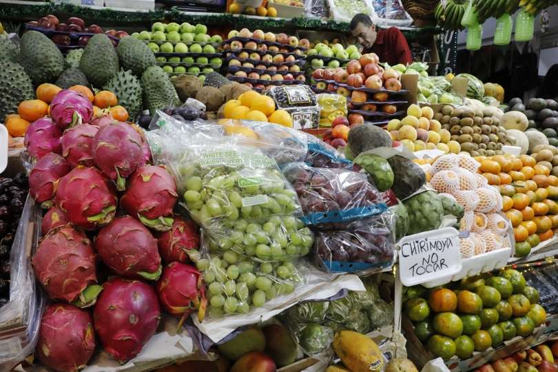 Fotografía de un puesto de venta de frutas y verduras en un mercado, en una imagen de archivo. EFE