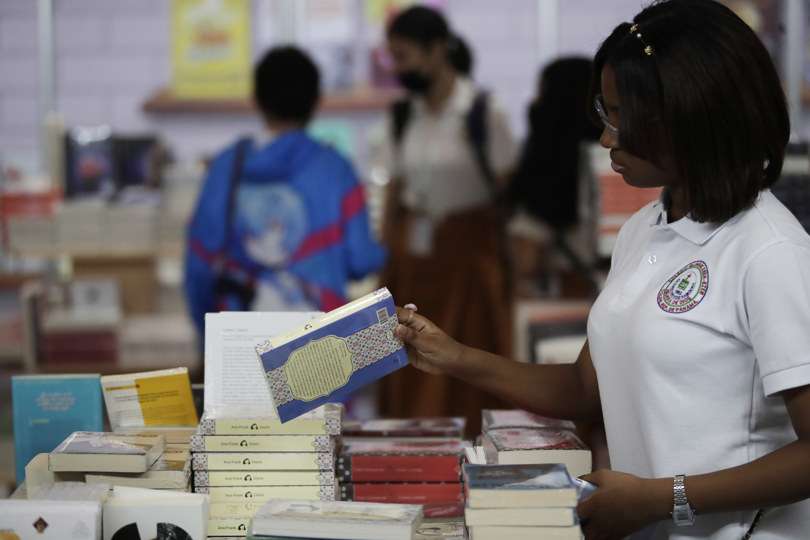 Fotografía de archivo de una mujer que observa un libro durante la Feria Internacional del Libro en Ciudad de Panamá (Panamá). EFE