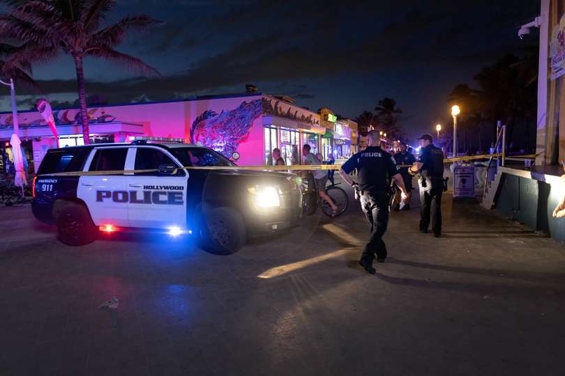 Agentes policiales registran el área donde se desató el tiroteo a lo largo de un malecón de playa en Hollywood, Florida, Estados Unidos.EFE