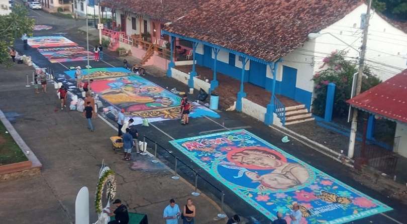 Desde la noche del miércoles, artistas locales y alfombristas internacionales se tomaron los alrededores del parque Simón Bolívar, preparando las alfombras.