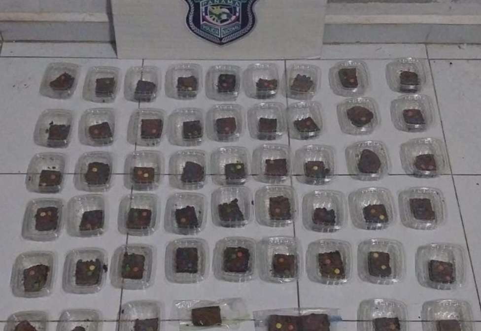 Entre los dos operativos se decomisaron un total de 65 dulces brownies con supuesta sustancia ilícita.