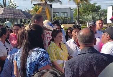 La ministra de Villalobos conversa con los manifestantes.