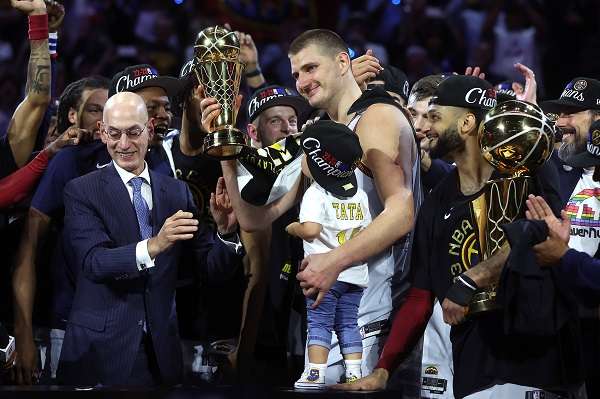Los jugadores de Denver Nuggets celebran el campeonato de la NBA. Foto: EFE