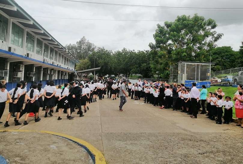 Tres escuelas participaron del ejercicio práctico, en el que se dio la evacuación tras la alerta de un sismo en la falla de Azuero, en Tonosí.