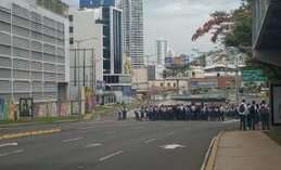 Estudiantes de &quot;La Profesional&quot; cerraron la vía Israel.