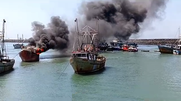 Las tres embarcaciones se encontraban ancladas a 200 metros del muelle cuando se suscitó el incendio.