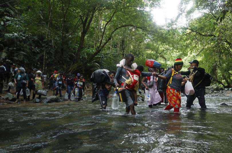 Imagen muestra migrantes haitianos en su viaje hacia Panamá por el Tapón del Darién, en Acandí, Chocó (Colombia). EFE
