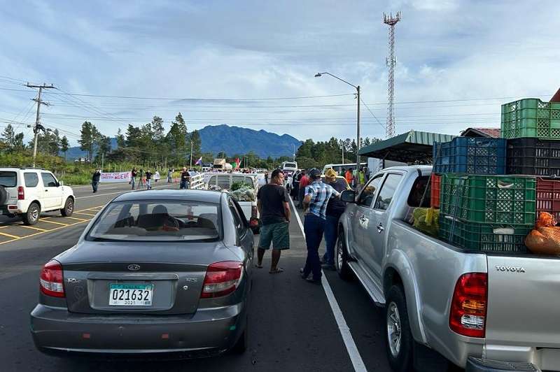 Después de 7 horas del cierre de loa cuatro paños de la carretera Boquete-Dolega a la altura del corregimiento de Caldera, los residentes decidieron abrir la vía.
