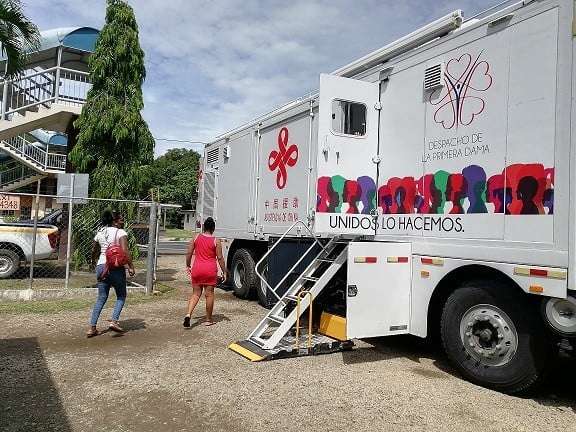 La clínica móvil está instalada sobre un vehículo que cuenta con equipos de alta tecnología, que es llevado a todas las regiones del país.