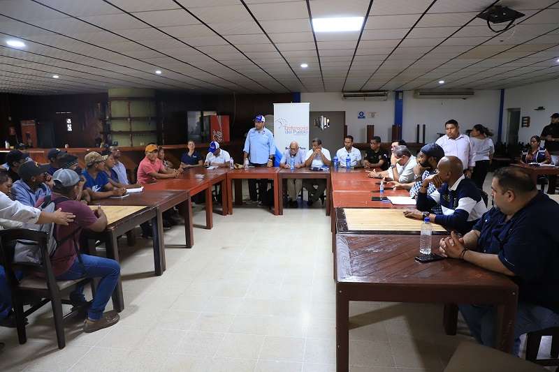 Reunión entre representantes del Ejecutivo y dirigentes de precaristas que mantenían cierre de calles  en Changuinola.