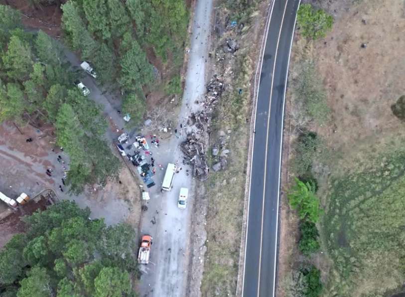 Fotografía aérea cedida hoy por Noticias Chiricanas del autóbus que cayó de un precipicio la madrugada de este miércoles en el área de Gualaca, en el occidente de Panamá.