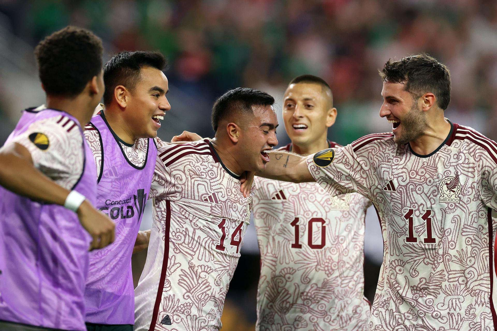 Erick Sánchez (c) de México celebra con sus compañeros tras anotar ante Costa Rica./ Foto: EFE