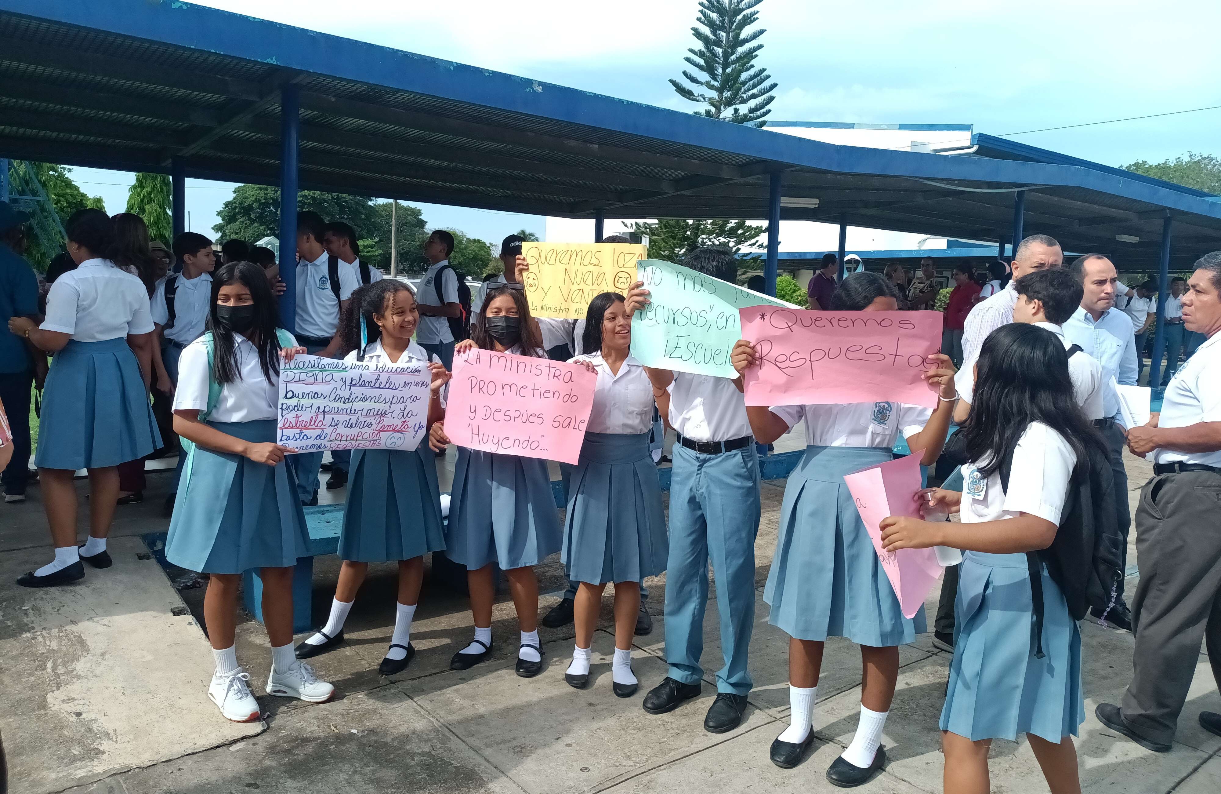 Estudiantes del Instituto Profesional Omar Torrijos Herrera salieron a protestar hoy.