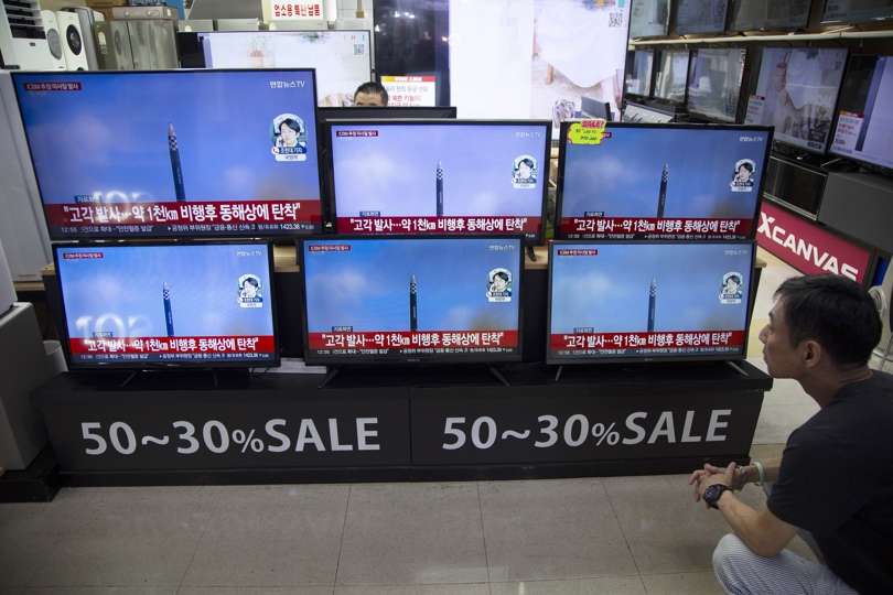 Vista de la televisión surcoreana registran el lanzamiento de un misil intercontinental de Corea de Norte, el 12 de julio de 2023, en Seúl. EFE