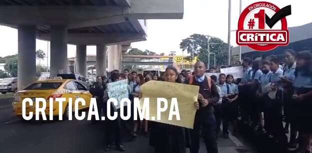 Los estudiantes del colegio León A. Soto, ubicado en San Miguelito, protestaron ayer por mal estado del plantel.  (Foto: Landro Ortiz)