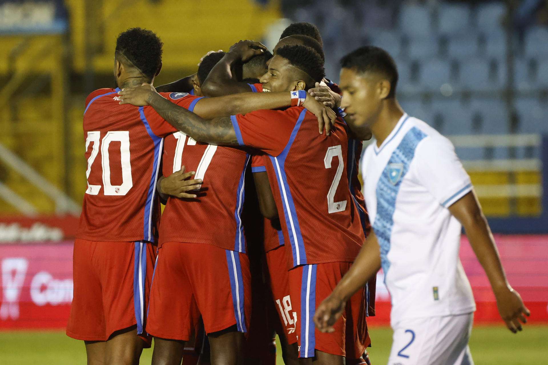 Jugadores de Panamá celebran un gol de Eric Davis./ Foto: EFE