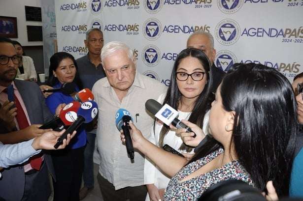 Ricardo Martinelli brinda declaraciones a la prensa nacional.