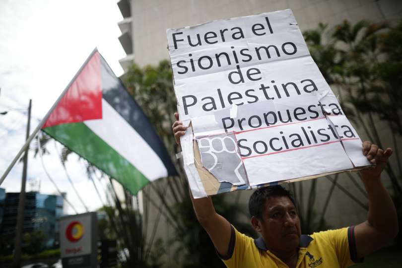 Miembros del Comité Panameño de Solidadirad con Palestina (COPASOLPA), protestan hoy, frente a la embajada de Israel en Panamá. EFE