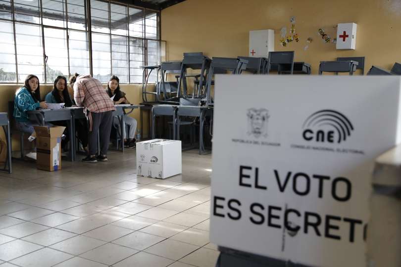 Ciudadanos asisten a votar en la segunda vuelta de las elecciones presidenciales hoy, en Quito. EFE