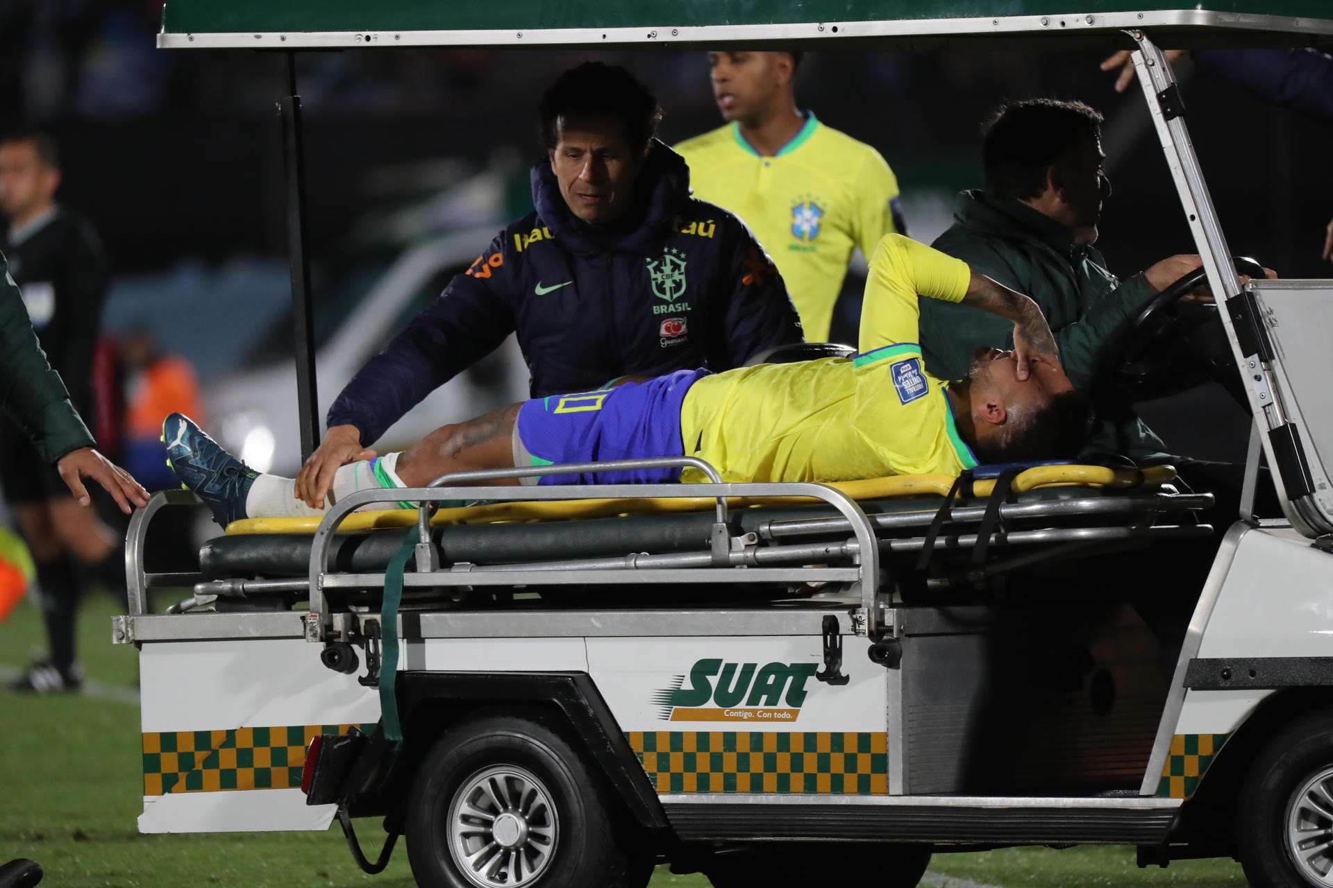 Neymar de Brasil sale lesionado. Foto: EFE