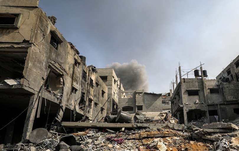 Una nube de humo surge detrás de unos edificios tras un bombardeo israelí el pasado 23 de octrubre en la ciudad de Gaza. EFE / Archivo