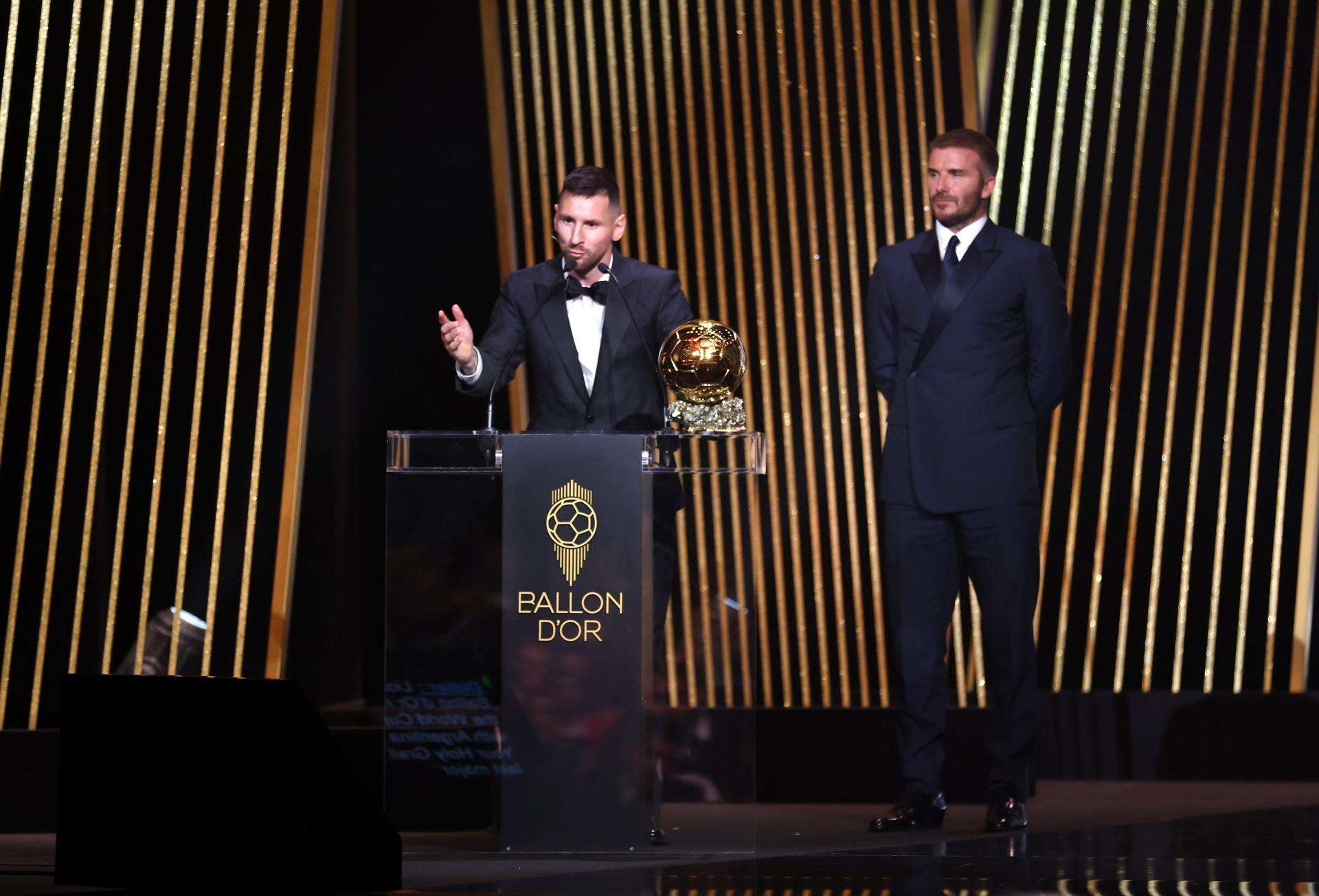 Messi recibe el Balón de Oro de manos del exjugador David Beckham EFE