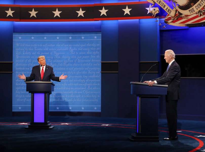 Fotografía de archivo del 22 de octubre de 2020 donde aparece el entonces presidente estadounidense Donald J. Trump (izq.) y el entonces candidato demócrata y actual presidente, Joe Biden, durante un debate en Nashville, Tennessee (EE.UU.).