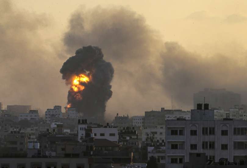 Imagen de archivo de un bombardeo israelí contra la ciudad de Gaza EFE