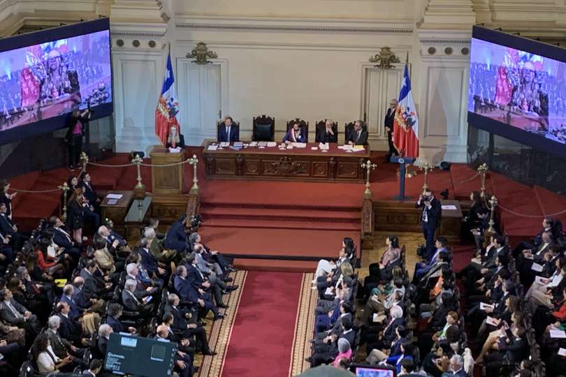 El presidente de Chile, Gabriel Biric (c) recibe hoy la nueva propuesta de Carta Magna, en Santiago de (Chile). EFE