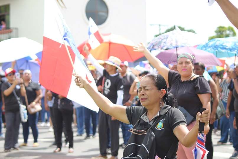 Los educadores, vestidos de negro, caminaron por la Avenida de Las Américas desde el parque Libertador hasta el cuartel de Policía Nacional en La Chorrera.