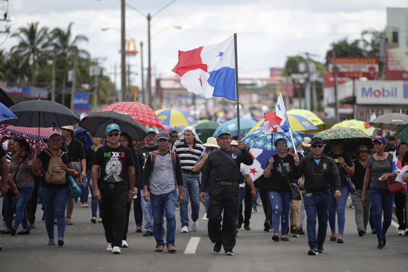 Personas participan en una marcha silenciosa hoy, en Santiago de Veraguas. EFE