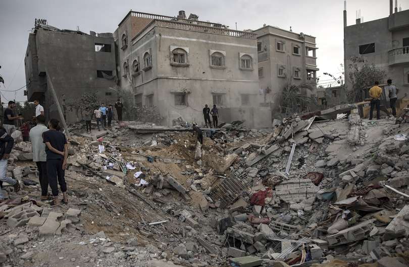 Palestinos buscan cadáveres y supervivientes entre los escombros de un edificio residencial tras un ataque israelí en Jan Yunis, en el sur de la Franja de Gaza. EFE Archivo