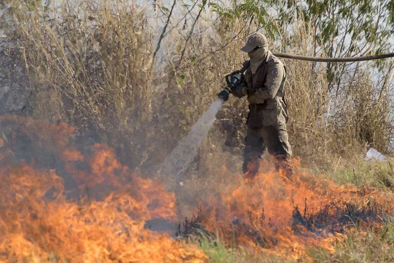 Fotografía de archivo de bomberos que combaten incendios en las cercanías de la ciudad de Cuiabá en el estado de Mato Grosso (Brasil). EFE